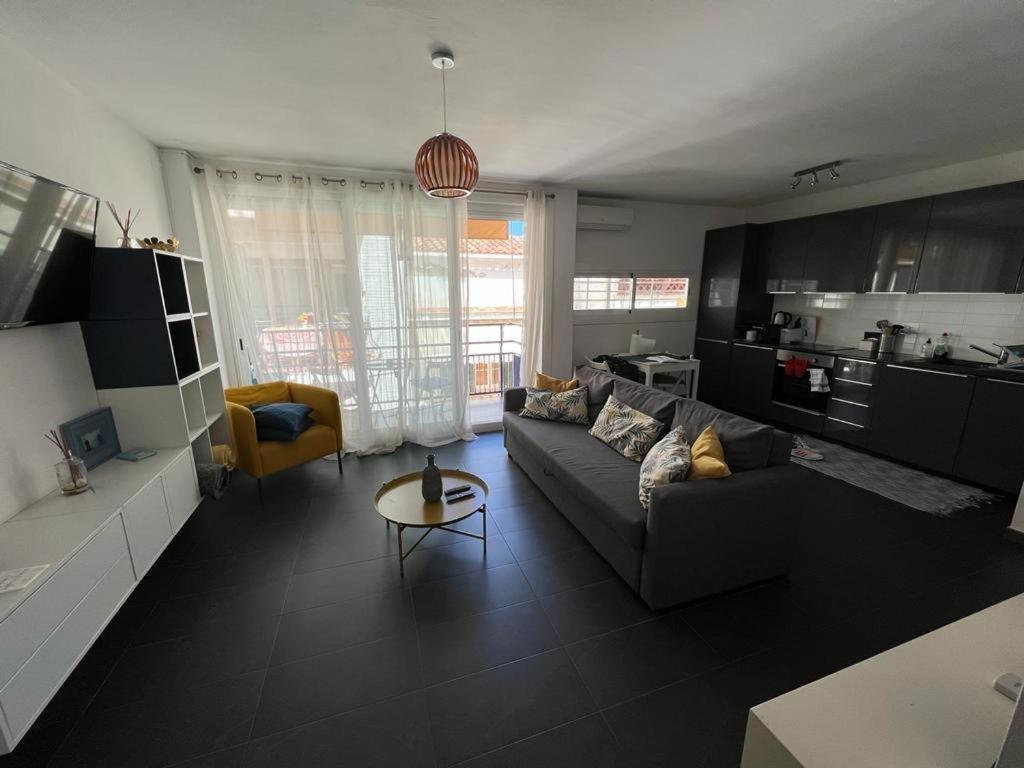 Sunny Flat In Sitges 30 Seconds To Beach, Balcony & Sea Views! ภายนอก รูปภาพ