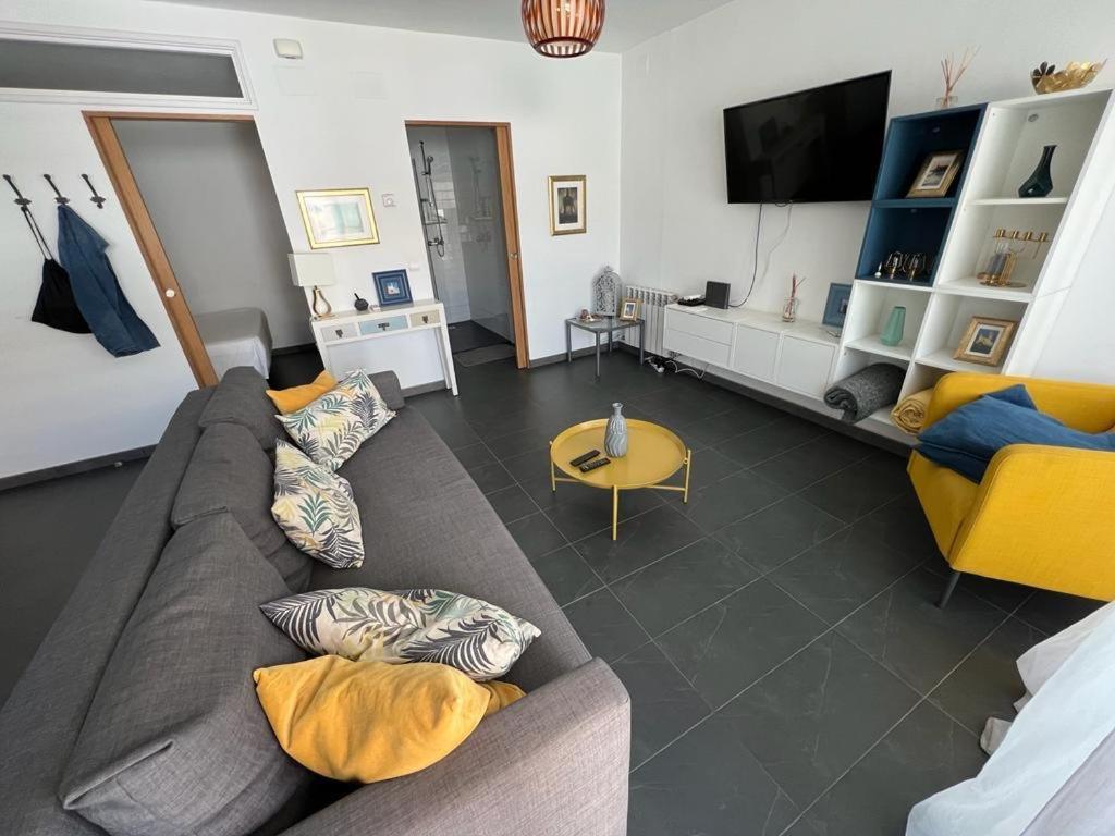 Sunny Flat In Sitges 30 Seconds To Beach, Balcony & Sea Views! ภายนอก รูปภาพ