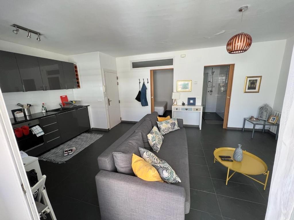 Sunny Flat In Sitges 30 Seconds To Beach, Balcony & Sea Views! ภายนอก รูปภาพ