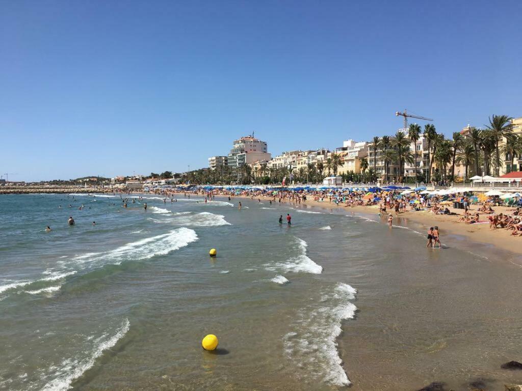 Sunny Flat In Sitges 30 Seconds To Beach, Balcony & Sea Views! ภายนอก รูปภาพ